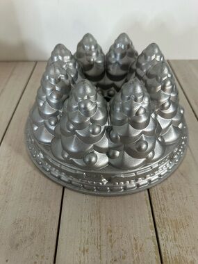 Nordic Ware cast aluminum holiday tree Bundt Pan festive forest pine